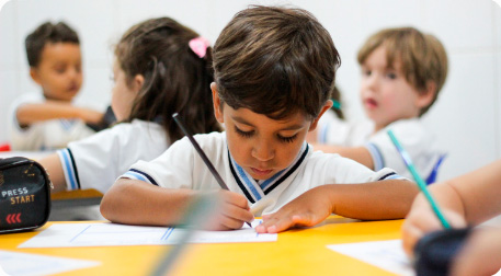 Crianças desenhando